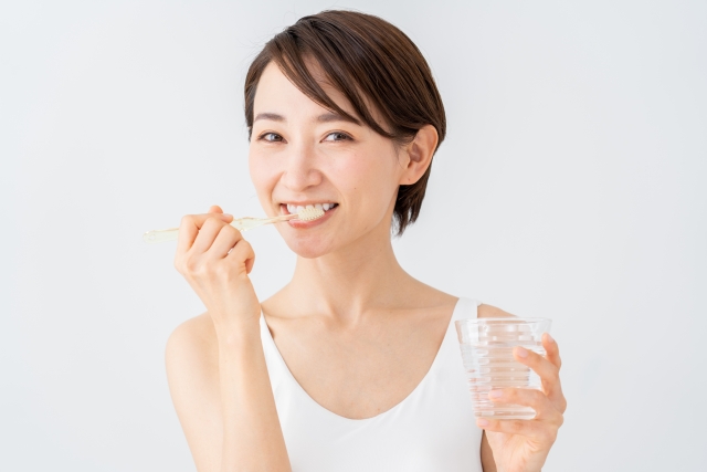歯間ブラシとフロスの使い方、間違ってない？歯周病を予防する正しい方法